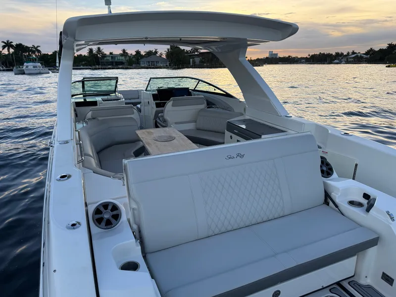 Slide: The Image of Sea Ray SLX 350 Outboard 2020 - 9