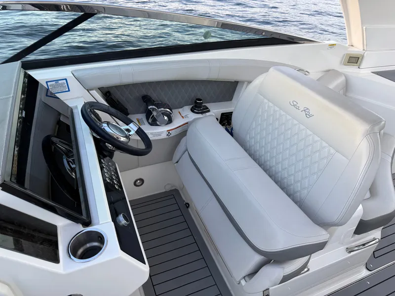 Slide: The Image of Sea Ray SLX 350 Outboard 2020 - 25