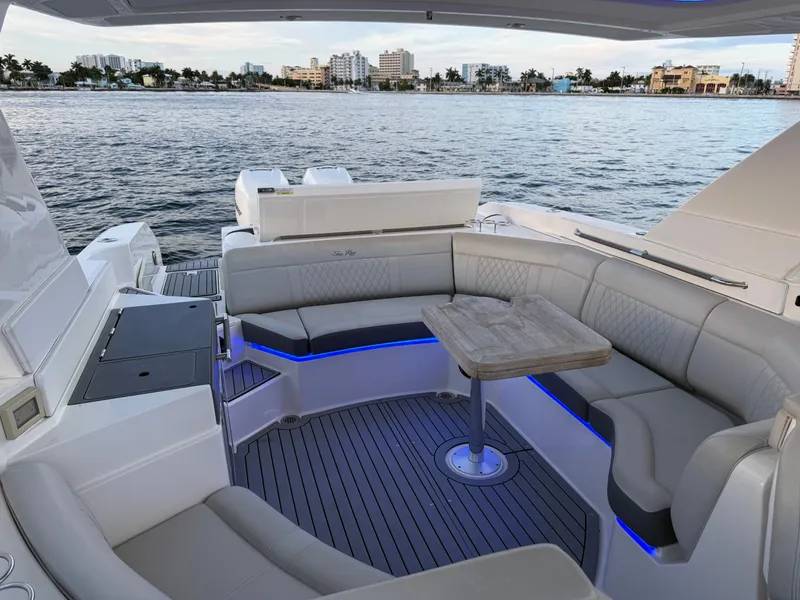 Slide: The Image of Sea Ray SLX 350 Outboard 2020 - 13