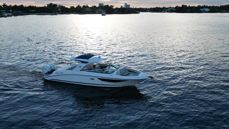 Slide: The Image of Sea Ray SLX 350 Outboard 2020 - 37