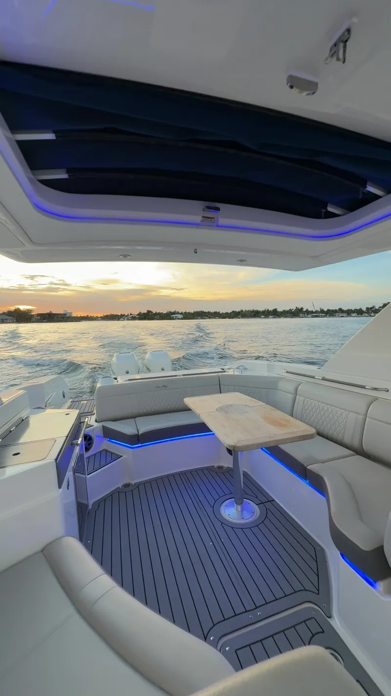 Slide: The Image of Sea Ray SLX 350 Outboard 2020 - 19