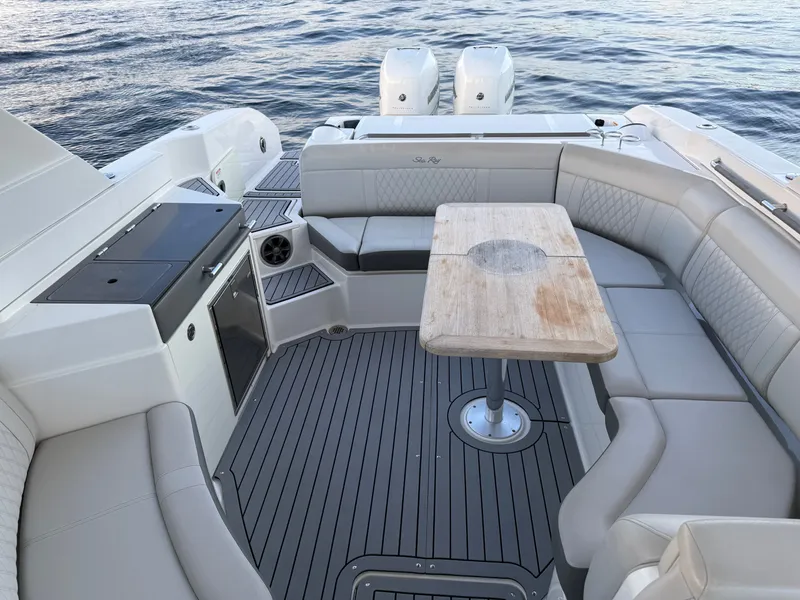 Slide: The Image of Sea Ray SLX 350 Outboard 2020 - 15