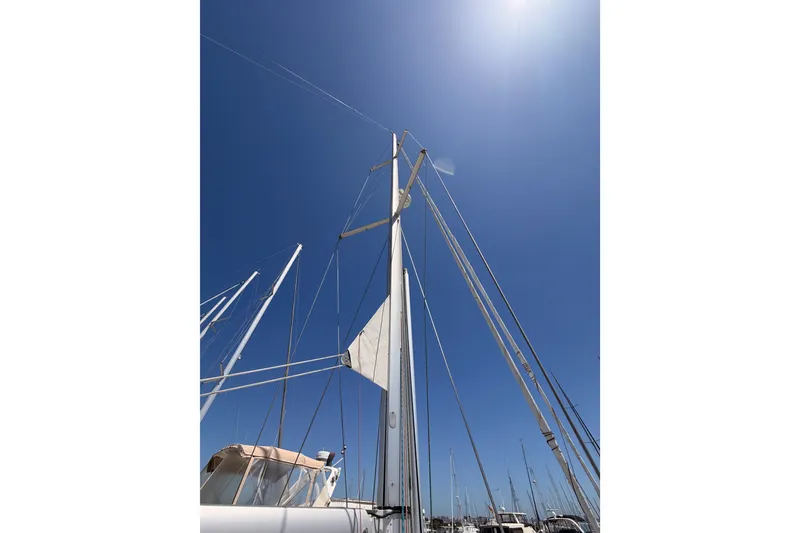 Slide: The Image of Sailboat mast of 2014 Jeanneau Sun Odyssey 509 under clear blue sky. - 33