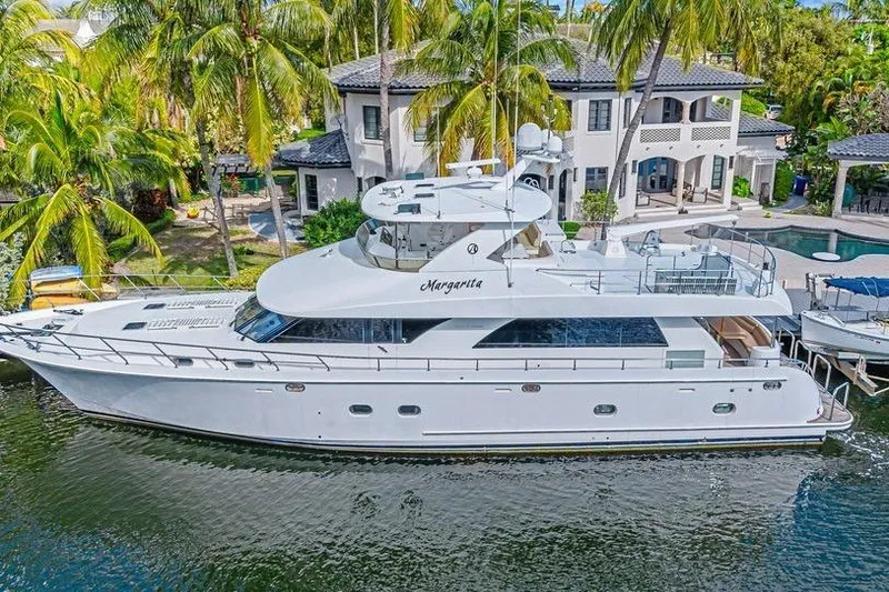 The Image of Ocean Alexander 74 Motoryacht von 2010 vor tropischem Anwesen. - 0