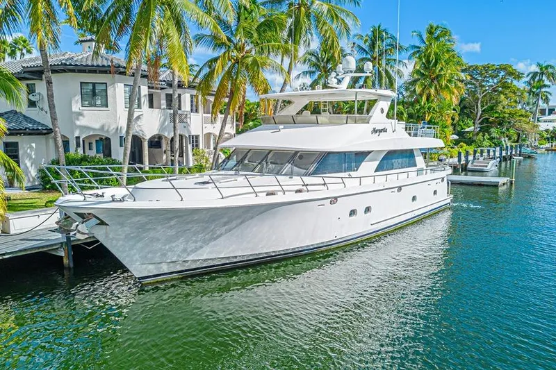 Slide: The Image of 2010 Ocean Alexander 74 Motoryacht in tropische omgeving. - 5