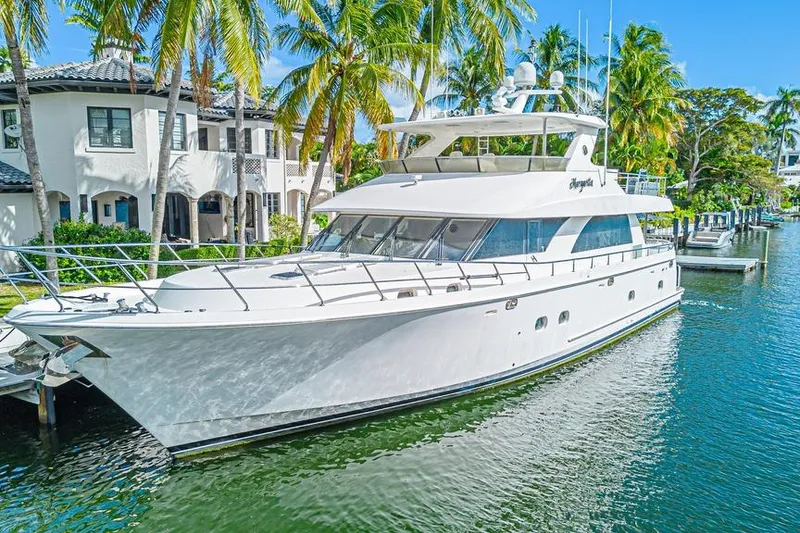 Slide: The Image of 2010 Ocean Alexander 74 Motoryacht in tropische omgeving. - 4