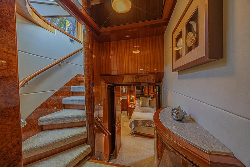 Slide: The Image of Luxuriöser Innenraum der Ocean Alexander 74 Motoryacht, Baujahr 2010. - 43