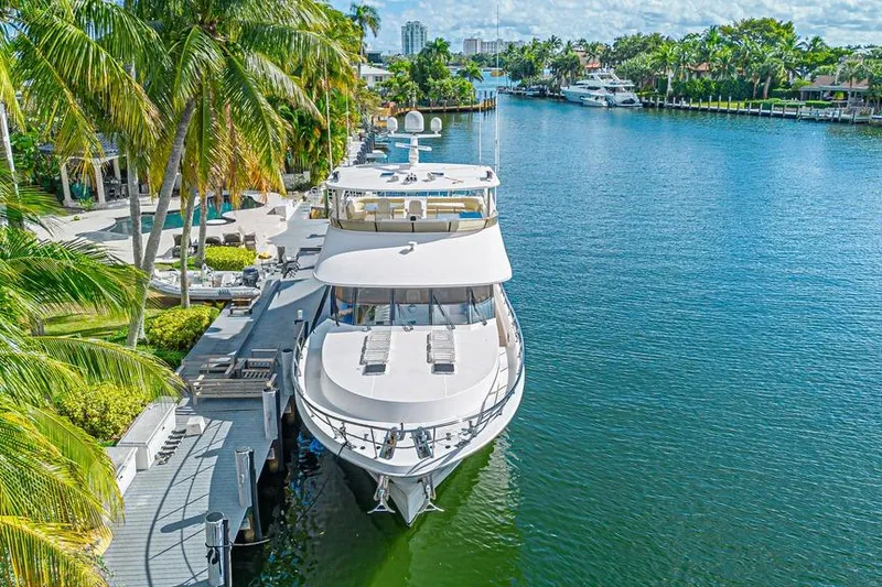 Slide: The Image of Ocean Alexander 74 Motoryacht 2010 aangemeerd in een zonnig kanaal. - 7