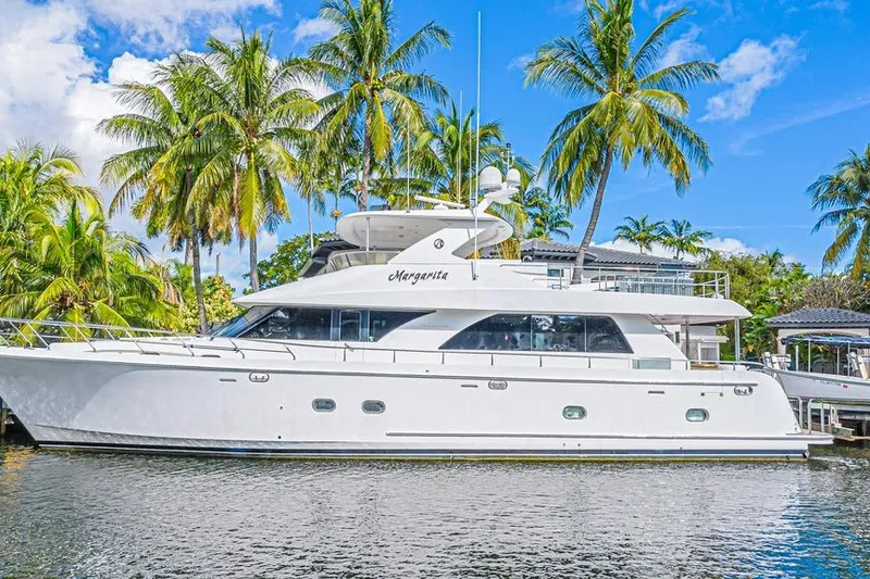 Slide: The Image of 2010 Ocean Alexander 74 Motoryacht bij palmbomen. - 1