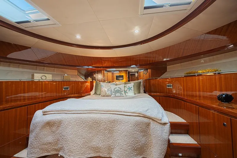 Slide: The Image of Luxe slaapkamer in een Ocean Alexander 74 Motoryacht uit 2010. - 44