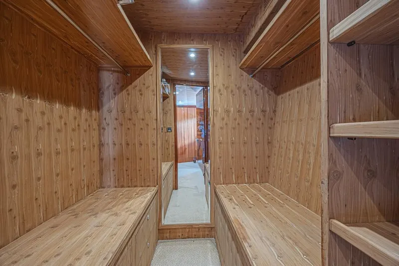 Slide: The Image of Houten interieur van Ocean Alexander 74 Motoryacht uit 2010. - 49