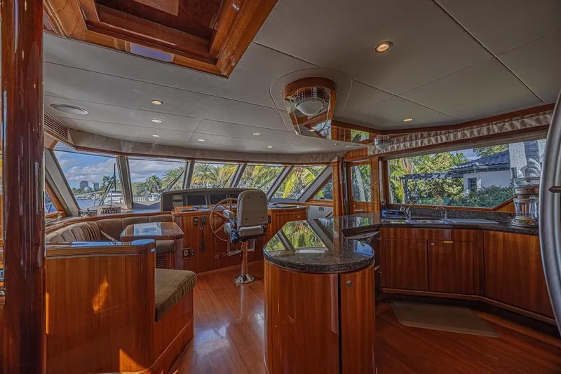 Slide: The Image of Innenraum der Ocean Alexander 74 Motoryacht, Baujahr 2010, mit luxuriösem Holzdesign. - 37