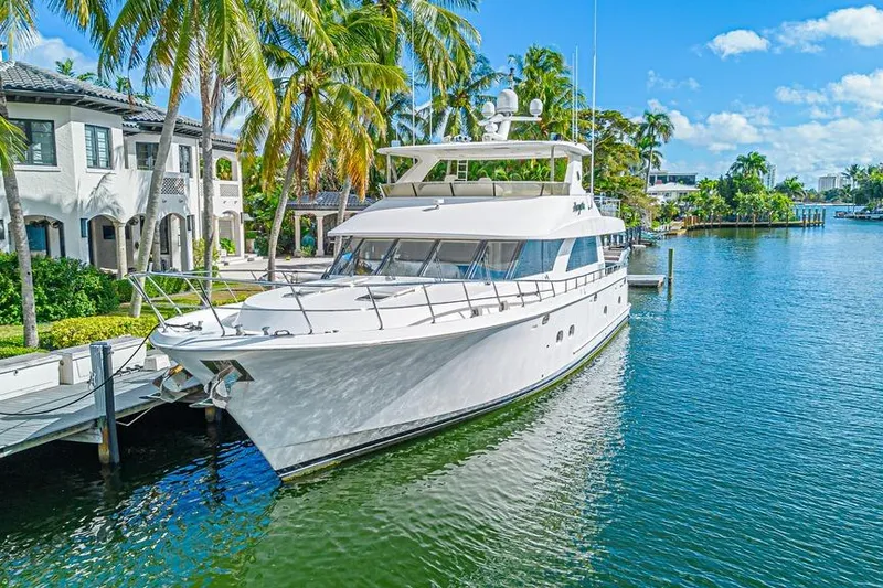 Slide: The Image of Ocean Alexander 74 Motoryacht von 2010 an einem sonnigen Dock. - 6