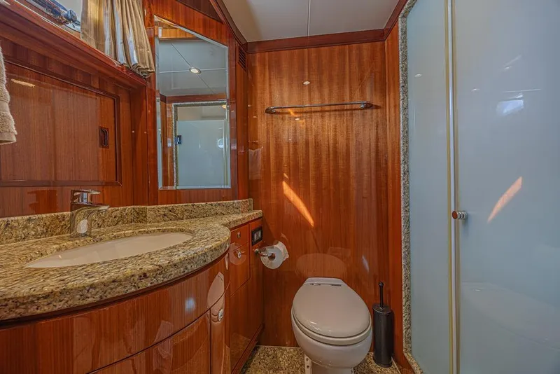 Slide: The Image of Salle de bain luxueuse du Ocean Alexander 74 Motoryacht 2010. - 47