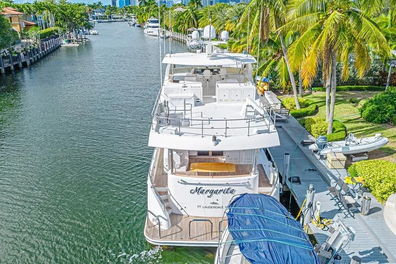Slide: The Image of Ocean Alexander 74 Motoryacht 2010 im Hafen mit Palmen. - 8