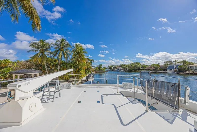 Slide: The Image of Ocean Alexander 74 Motoryacht 2010 deck with scenic waterfront view and palm trees. - 20