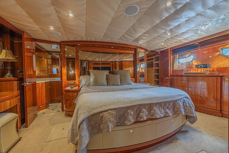 Slide: The Image of Dormitorio lujoso en un Ocean Alexander 74 Motoryacht 2010. - 48