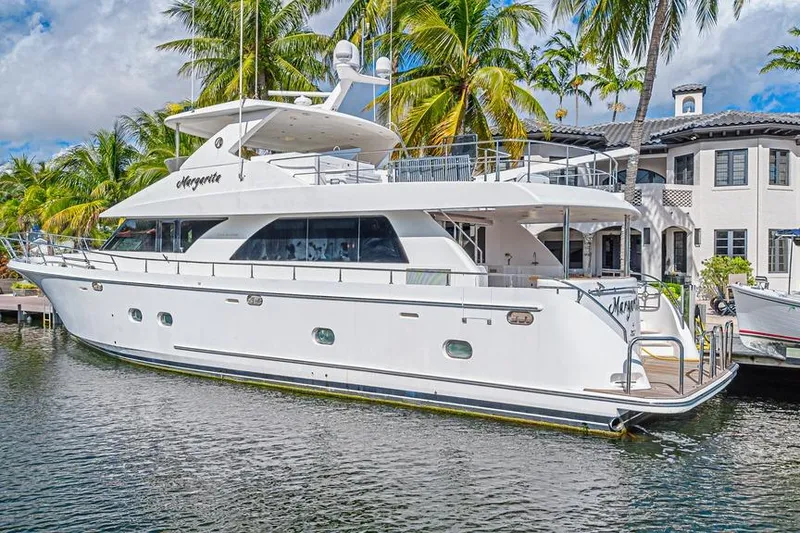 Slide: The Image of 2010 Ocean Alexander 74 Motoryacht aangemeerd met tropische achtergrond. - 3
