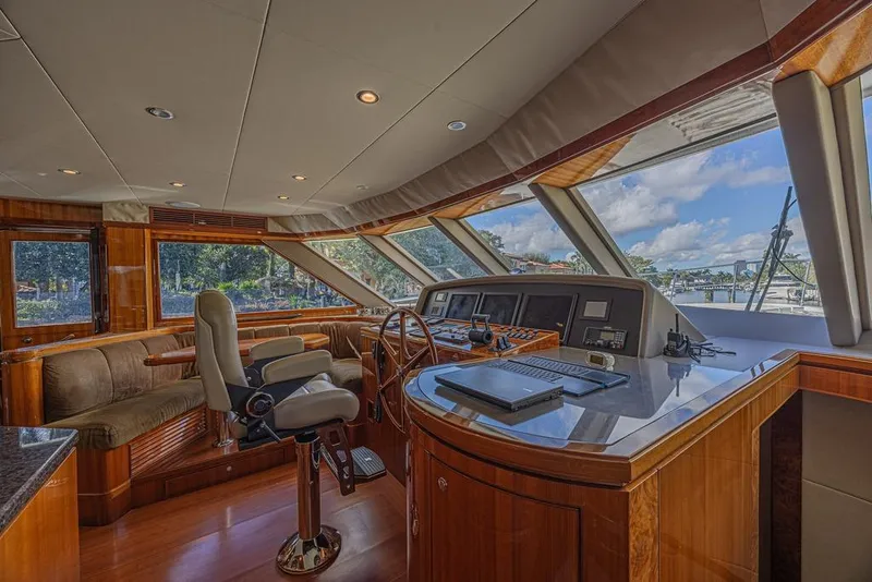 Slide: The Image of Innenraum der Ocean Alexander 74 Motoryacht, Baujahr 2010. - 39