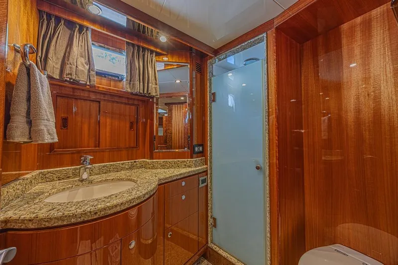 Slide: The Image of Salle de bain luxueuse dans un Ocean Alexander 74 Motoryacht de 2010. - 45