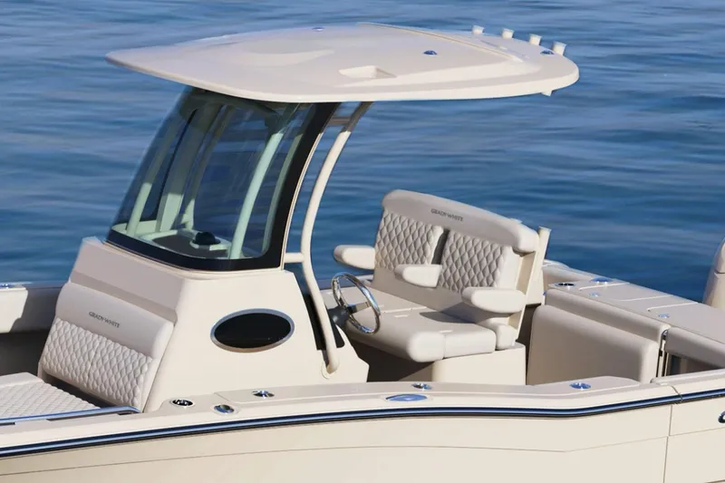 Slide: The Image of Un barco moderno con un timón elegante y asientos acolchados en aguas tranquilas. - 4