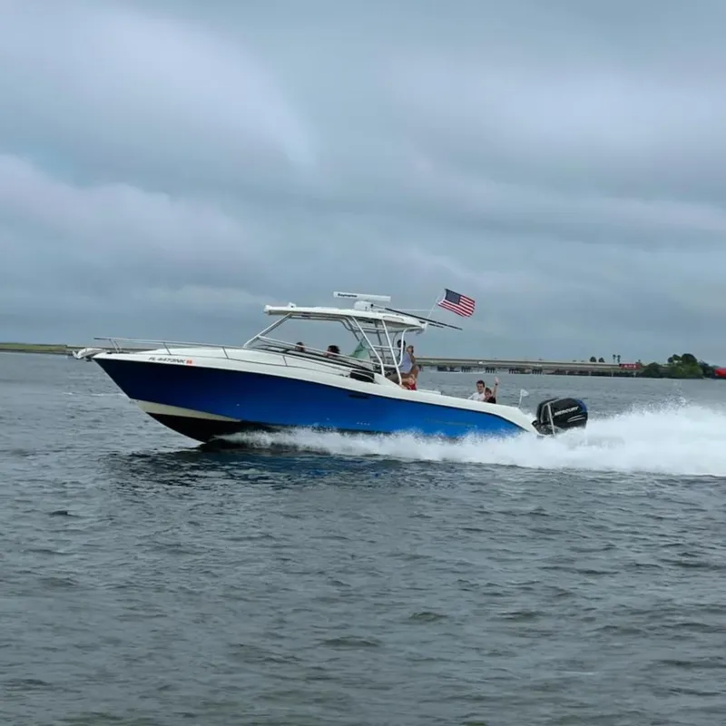 Slide: The Image of Bateau Hydra-Sports Vector 3300 VX 2005 sur l'eau. - 1