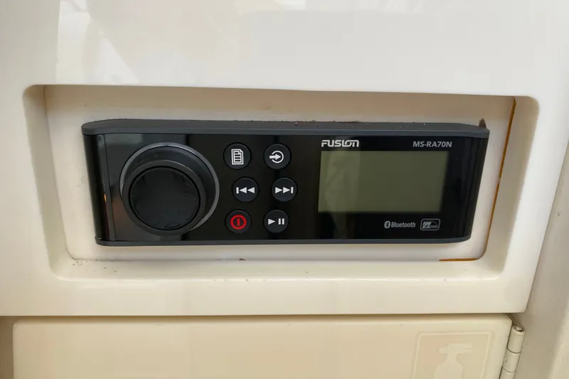 Slide: The Image of Fusion MS-RA70N stereo system on a 2000 Formula 400 Super Sport boat. - 39