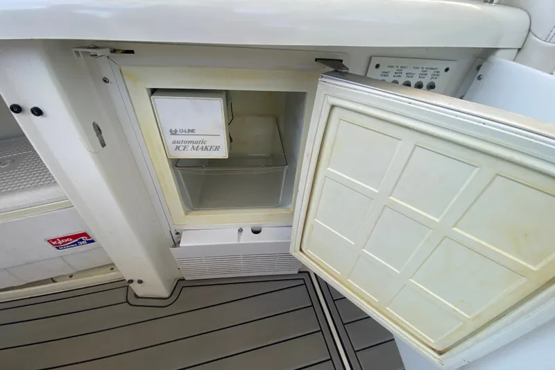 Slide: The Image of Open ice maker on 2000 Formula 400 Super Sport boat deck. - 14