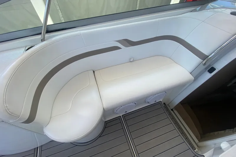 Slide: The Image of White leather seating on 2000 Formula 400 Super Sport boat deck. - 15