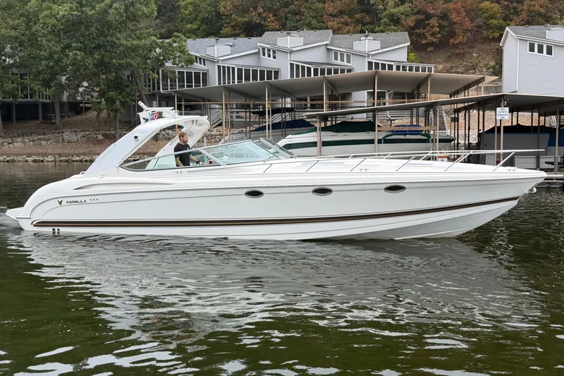 The Image of 2000 Formula 400 Super Sport boat docked near waterfront homes. - 0