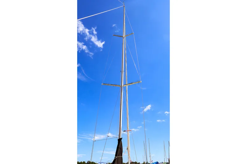Slide: The Image of Tall mast of a 2002 J Boats J/120 sailboat against a clear blue sky. - 29