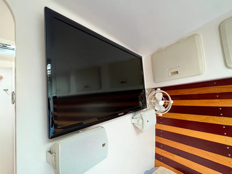 Slide: The Image of Innenraum einer Reliance 44 von 2011 mit Fernseher und Holzwandverkleidung. - 26