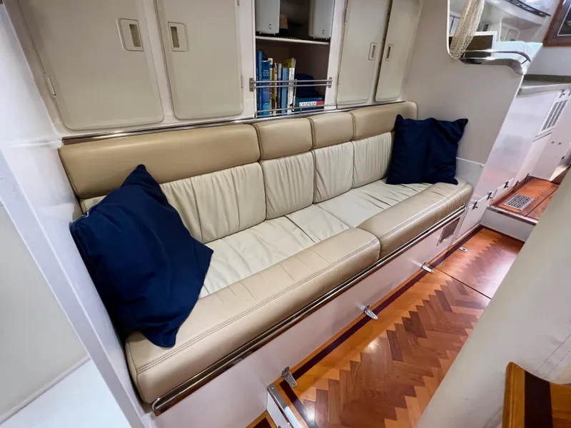 Slide: The Image of Innenraum einer Reliance 44 von 2011 mit beigem Sofa und blauen Kissen. - 28