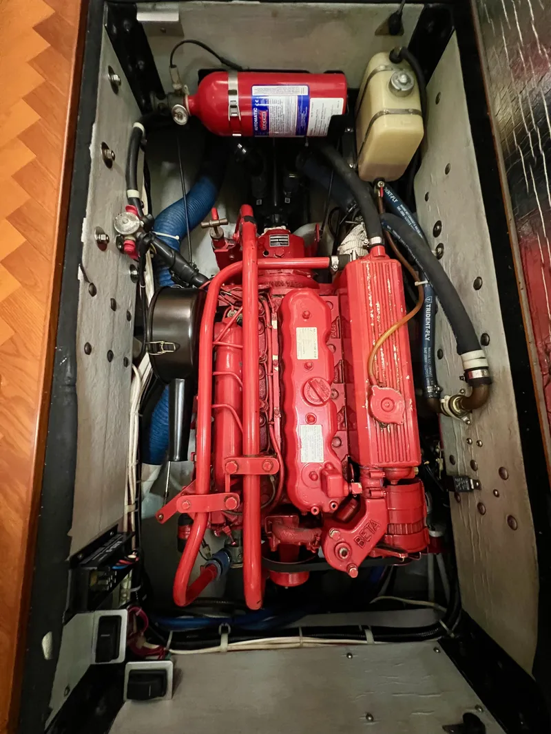 Slide: The Image of Ein roter Motor in einem Bootsmotorraum mit Feuerlöscher und Schläuchen. - 35