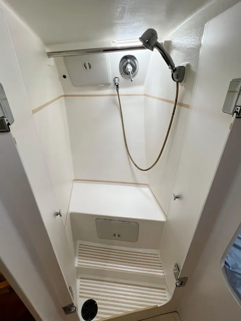 Slide: The Image of Duschkabine auf einem Boot mit weißem Interieur und Handbrause. - 24