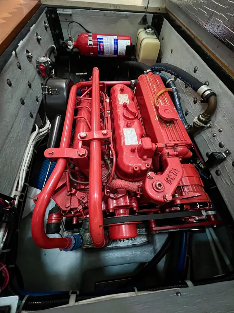 Slide: The Image of Motorraum eines Reliance 44 von 2011 mit rotem Motor und Feuerlöscher. - 36