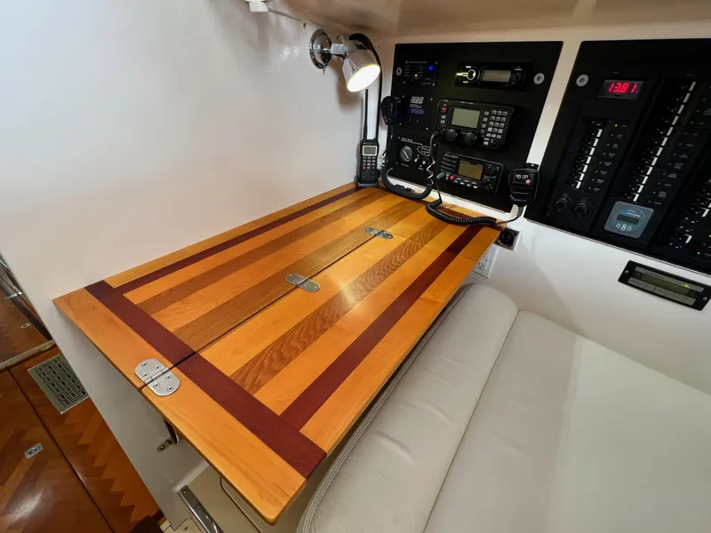 Slide: The Image of Ein eleganter Holztisch mit integrierten Navigationsgeräten und Schaltern in einem modernen Bootsinterieur. - 10