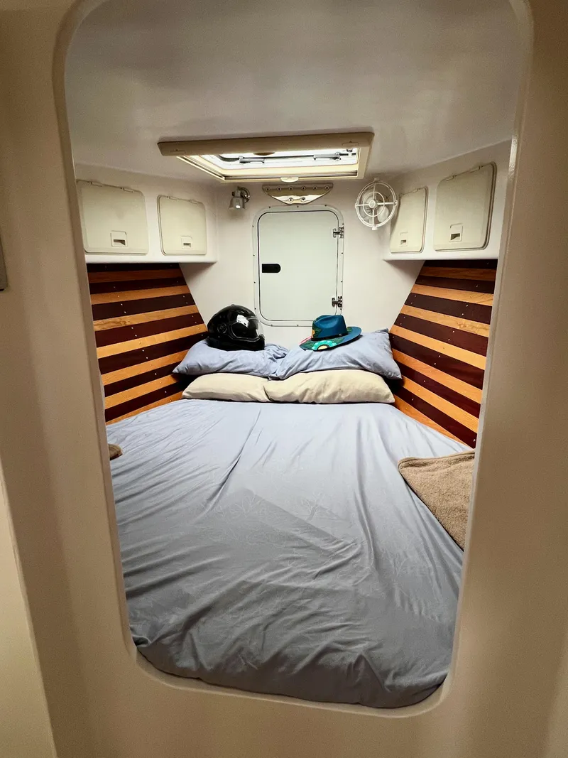 Slide: The Image of Kabine mit gemütlichem Bett, gestreiften Holzwänden und Oberlichtern. - 23