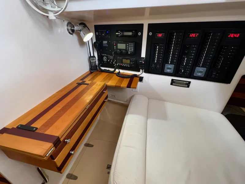 Slide: The Image of Navigationsstation mit Holztisch, Funkgeräten und Schalttafeln in einem Boot. - 7