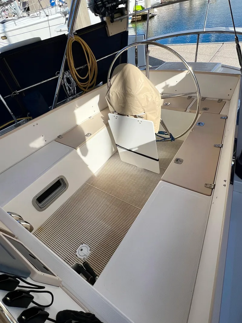 Slide: The Image of Das Bild zeigt das Cockpit einer Reliance 44 aus dem Jahr 2011 mit einem Steuerrad und Sitzbereich. - 40