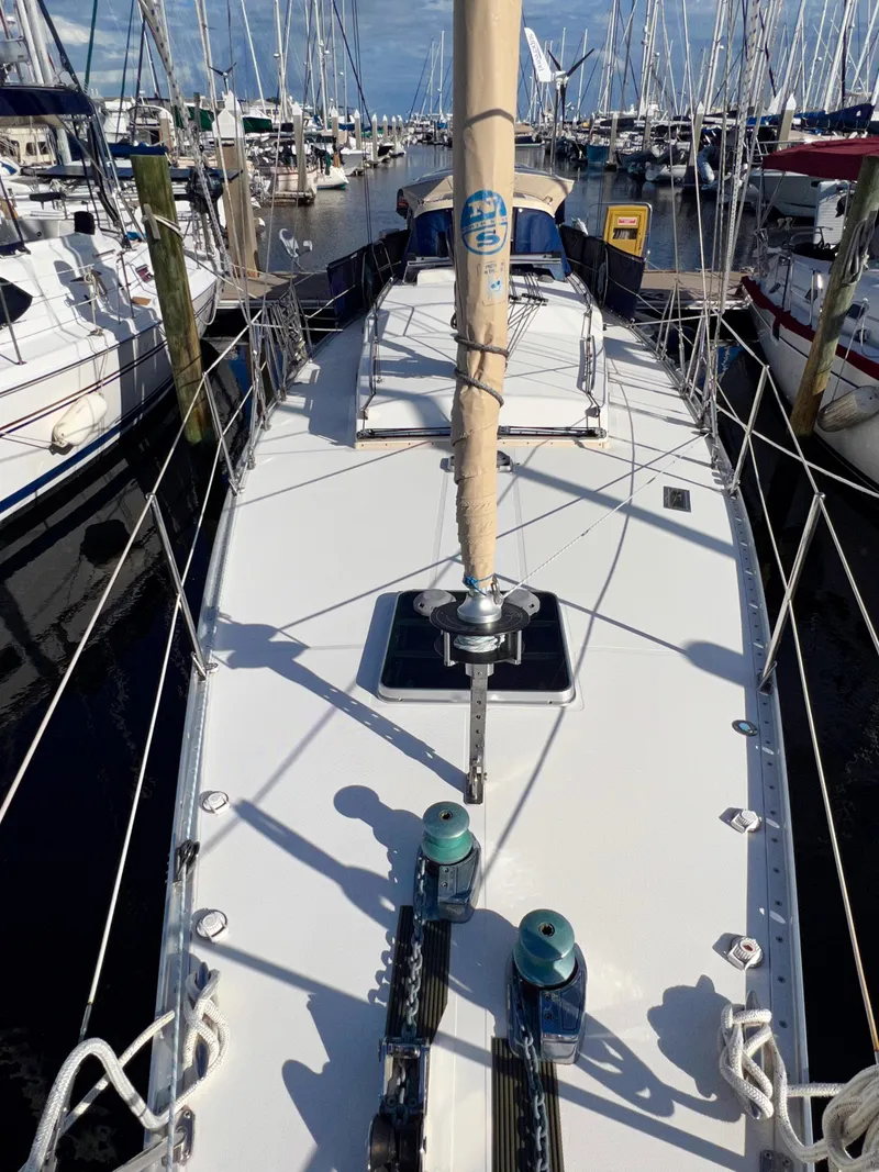 Slide: The Image of Deck eines Reliance 44 Segelboots im Hafen, umgeben von anderen Booten. - 46