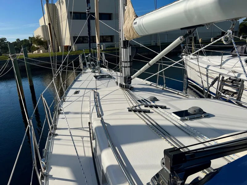 Slide: The Image of Segelboot mit weißen Decks und Takelage, vertäut in einem ruhigen Hafen. - 44