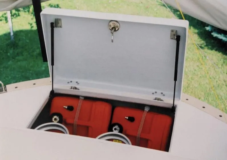 Slide: The Image of Ein geöffneter Stauraum mit zwei roten Benzinkanistern und Schläuchen auf einem Boot. - 57