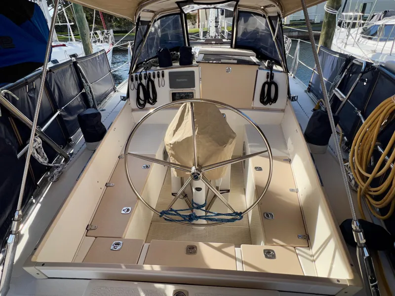 Slide: The Image of Das Cockpit einer Reliance 44 von 2011 mit Steuerrad und Segelausrüstung. - 38