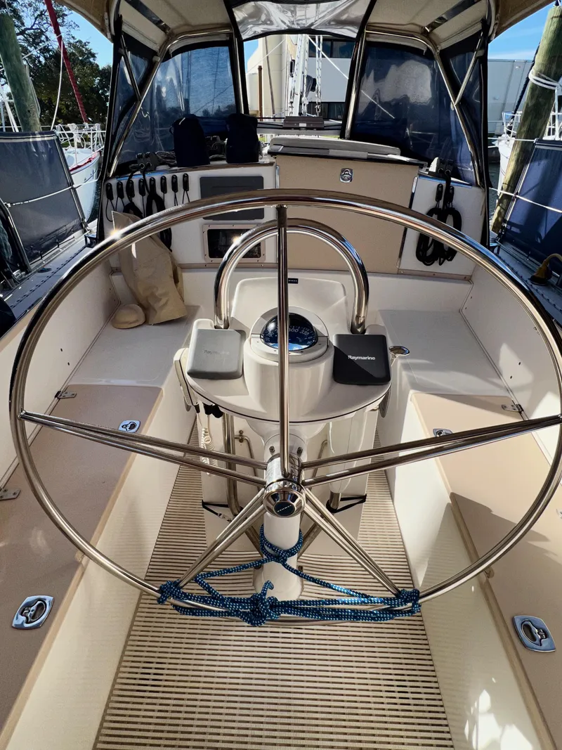 Slide: The Image of Das Cockpit einer Reliance 44 von 2011 mit großem Steuerrad und Navigationsinstrumenten. - 39