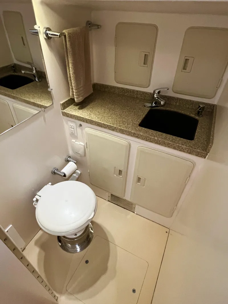 Slide: The Image of Badezimmer einer Reliance 44 Yacht mit Waschbecken, Toilette und Handtuchhalter. - 32