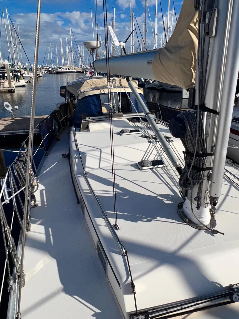 Slide: The Image of Segelboot im Hafen mit weißem Deck und Masten, umgeben von anderen Booten. - 45