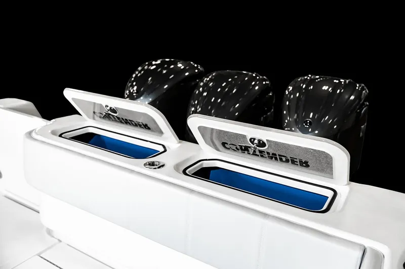 Slide: The Image of Contender 39 ST 2026 con scomparti aperti e motori. - 9
