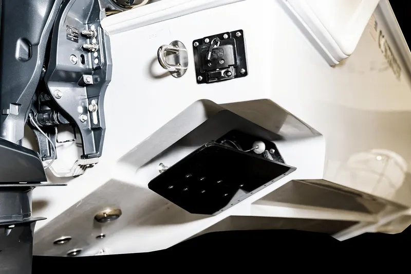 Slide: The Image of Gros plan sur moteur de bateau Contender 39 ST 2026 - 10