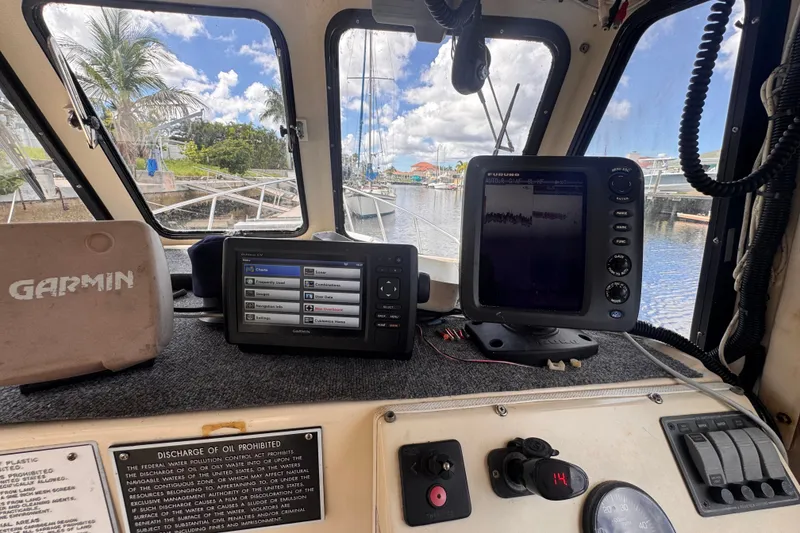 Slide: The Image of Interior view of 2005 Atlas Boat Works Acadia 25 with navigation equipment. - 13
